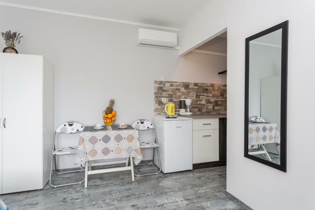 Studio Apartments Gilda Baška Buitenkant foto